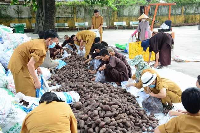 Supporting people in need during the Covid-19 pandemic of Hoang Phap Pagoda