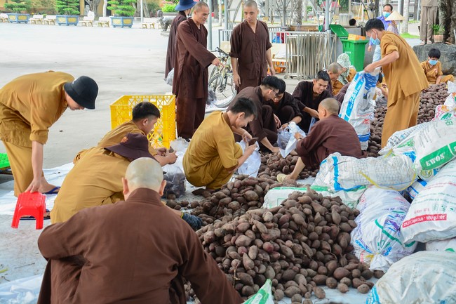 Supporting people in need during the Covid-19 pandemic of Hoang Phap Pagoda