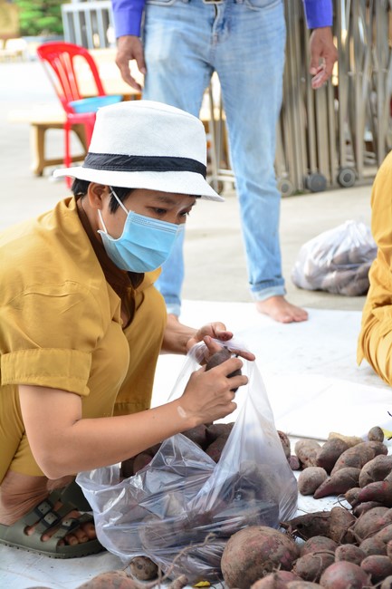 Supporting people in need during the Covid-19 pandemic of Hoang Phap Pagoda
