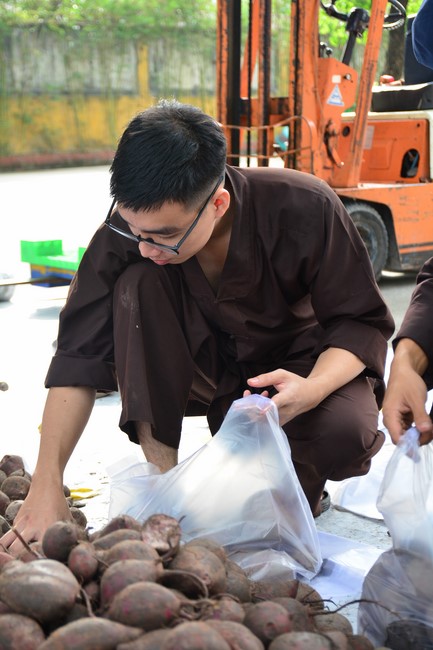 Supporting people in need during the Covid-19 pandemic of Hoang Phap Pagoda