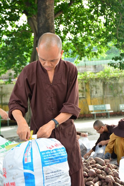 Supporting people in need during the Covid-19 pandemic of Hoang Phap Pagoda