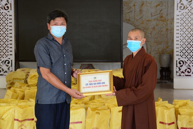 Supporting people in need during the Covid-19 pandemic of Hoang Phap Pagoda