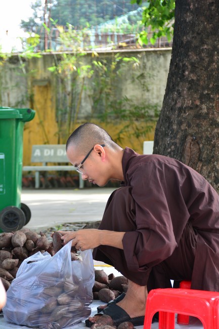 Supporting people in need during the Covid-19 pandemic of Hoang Phap Pagoda
