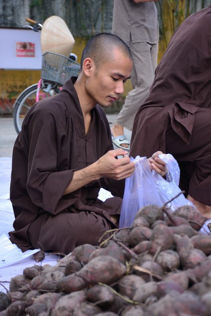 Supporting people in need during the Covid-19 pandemic of Hoang Phap Pagoda