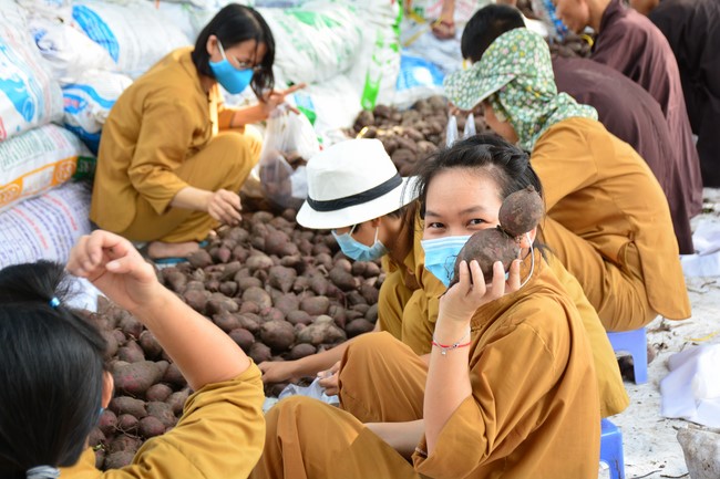 Supporting people in need during the Covid-19 pandemic of Hoang Phap Pagoda