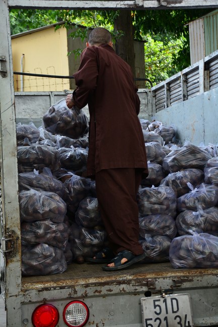 Supporting people in need during the Covid-19 pandemic of Hoang Phap Pagoda