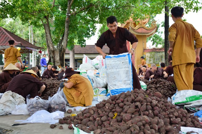 Supporting people in need during the Covid-19 pandemic of Hoang Phap Pagoda