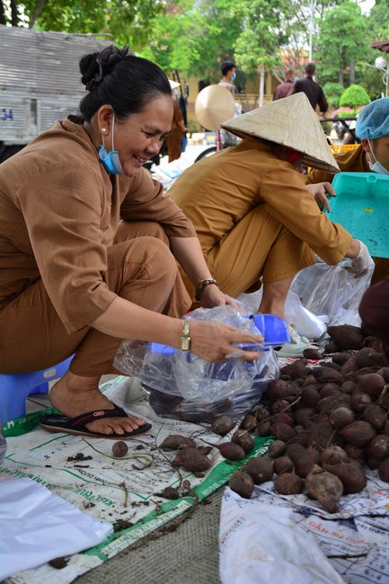 Supporting people in need during the Covid-19 pandemic of Hoang Phap Pagoda