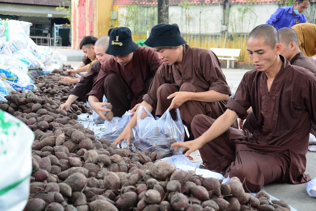 Supporting people in need during the Covid-19 pandemic of Hoang Phap Pagoda