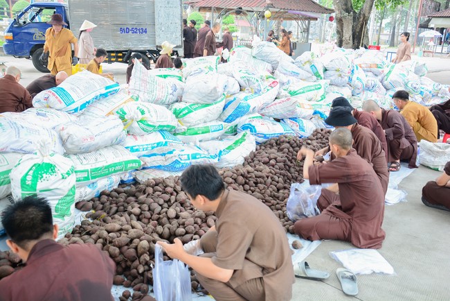 Supporting people in need during the Covid-19 pandemic of Hoang Phap Pagoda