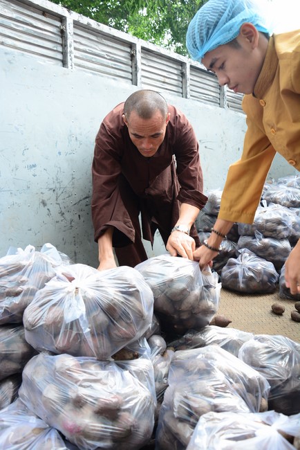 Supporting people in need during the Covid-19 pandemic of Hoang Phap Pagoda