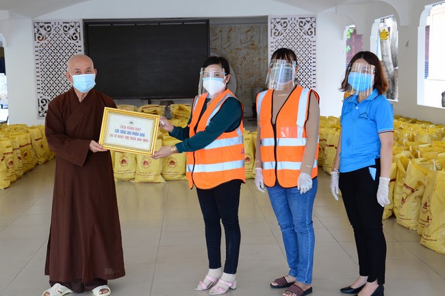 Supporting people in need during the Covid-19 pandemic of Hoang Phap Pagoda