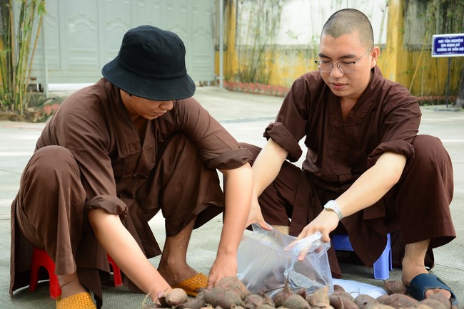 Supporting people in need during the Covid-19 pandemic of Hoang Phap Pagoda