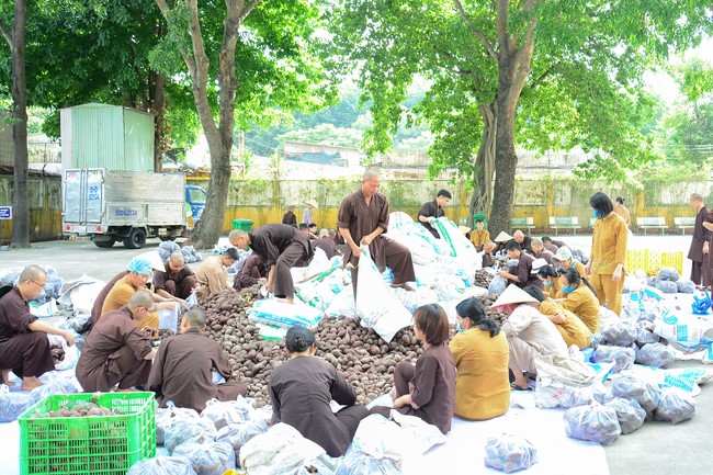 Supporting people in need during the Covid-19 pandemic of Hoang Phap Pagoda