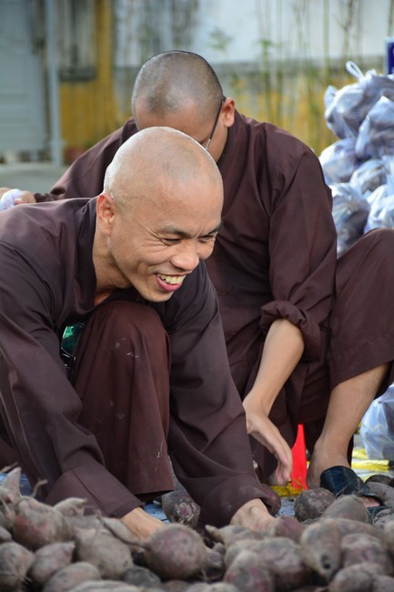 Supporting people in need during the Covid-19 pandemic of Hoang Phap Pagoda