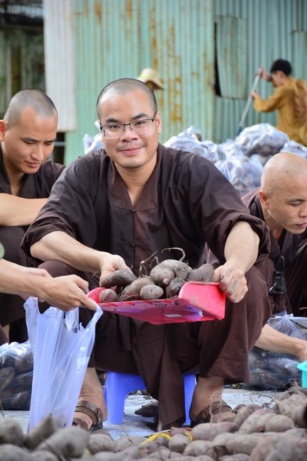 Supporting people in need during the Covid-19 pandemic of Hoang Phap Pagoda