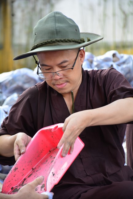 Supporting people in need during the Covid-19 pandemic of Hoang Phap Pagoda