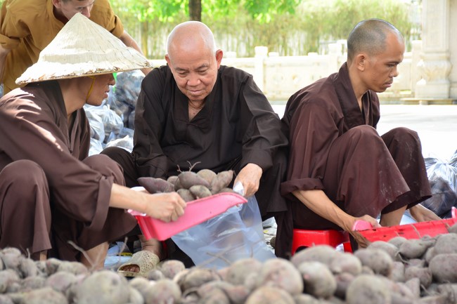Supporting people in need during the Covid-19 pandemic of Hoang Phap Pagoda