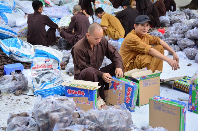 Supporting people in need during the Covid-19 pandemic of Hoang Phap Pagoda