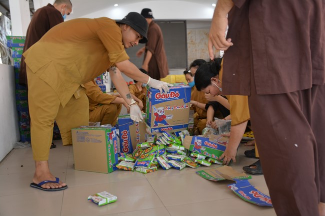Supporting people in need during the Covid-19 pandemic of Hoang Phap Pagoda