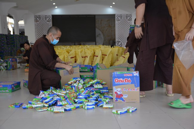 Supporting people in need during the Covid-19 pandemic of Hoang Phap Pagoda