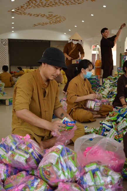 Supporting people in need during the Covid-19 pandemic of Hoang Phap Pagoda