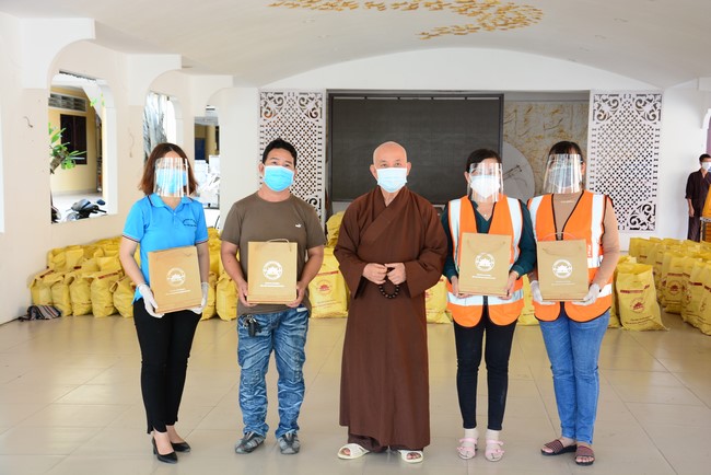 Supporting people in need during the Covid-19 pandemic of Hoang Phap Pagoda