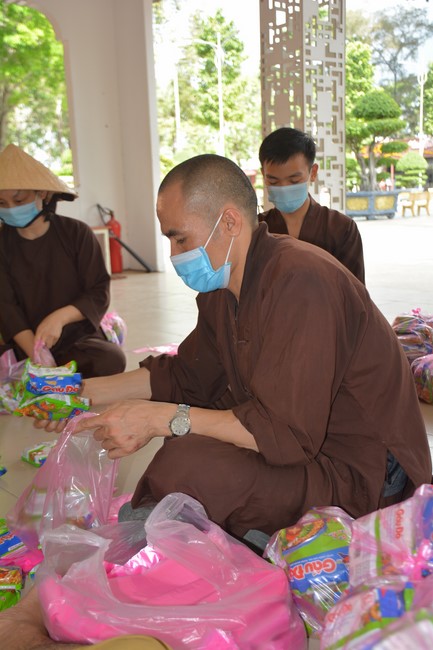 Supporting people in need during the Covid-19 pandemic of Hoang Phap Pagoda