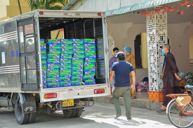 Supporting people in need during the Covid-19 pandemic of Hoang Phap Pagoda