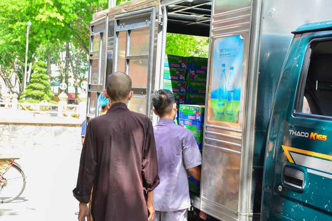 Supporting people in need during the Covid-19 pandemic of Hoang Phap Pagoda