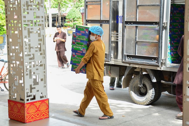 Supporting people in need during the Covid-19 pandemic of Hoang Phap Pagoda