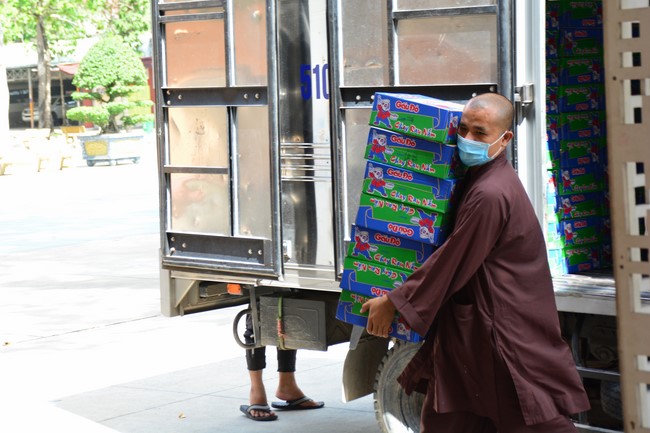 Supporting people in need during the Covid-19 pandemic of Hoang Phap Pagoda