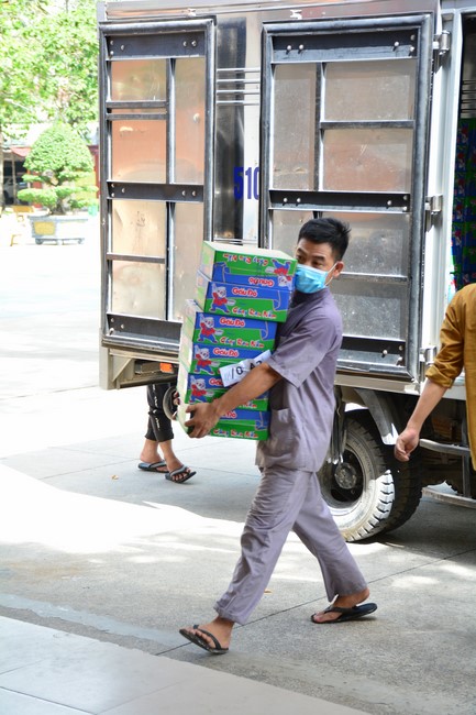 Supporting people in need during the Covid-19 pandemic of Hoang Phap Pagoda