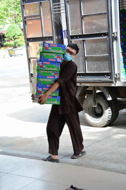 Supporting people in need during the Covid-19 pandemic of Hoang Phap Pagoda