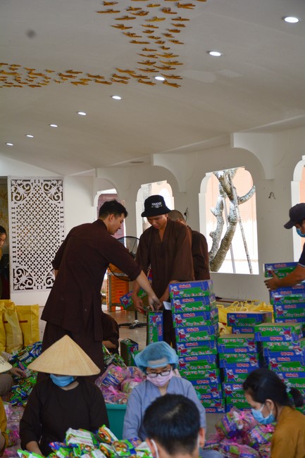 Supporting people in need during the Covid-19 pandemic of Hoang Phap Pagoda