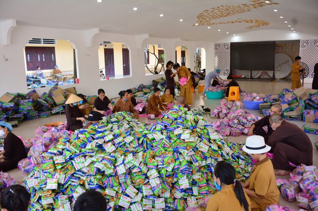 Supporting people in need during the Covid-19 pandemic of Hoang Phap Pagoda