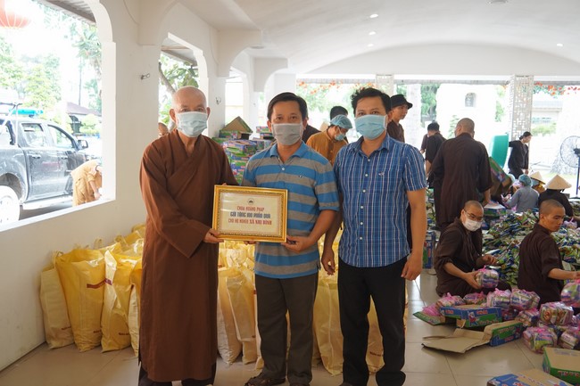 Supporting people in need during the Covid-19 pandemic of Hoang Phap Pagoda