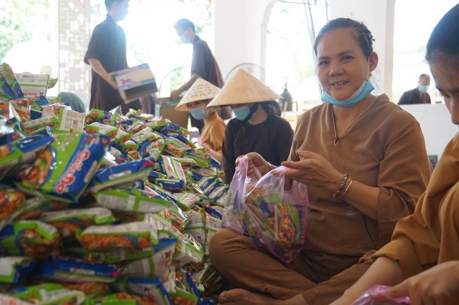 Supporting people in need during the Covid-19 pandemic of Hoang Phap Pagoda