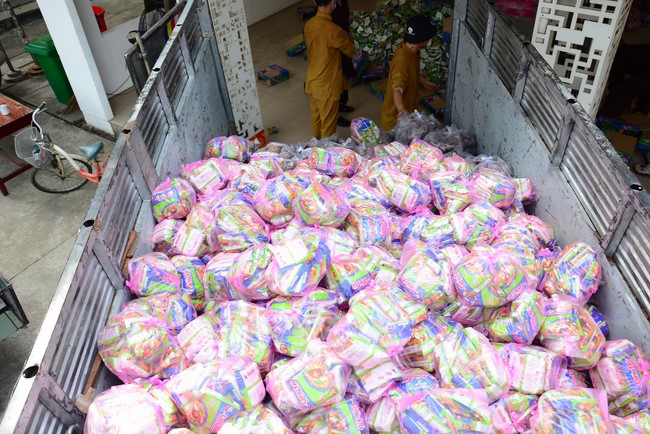 Supporting people in need during the Covid-19 pandemic of Hoang Phap Pagoda