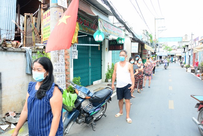 Supporting people in need during the Covid-19 pandemic of Hoang Phap Pagoda