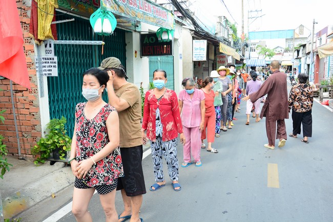 Supporting people in need during the Covid-19 pandemic of Hoang Phap Pagoda