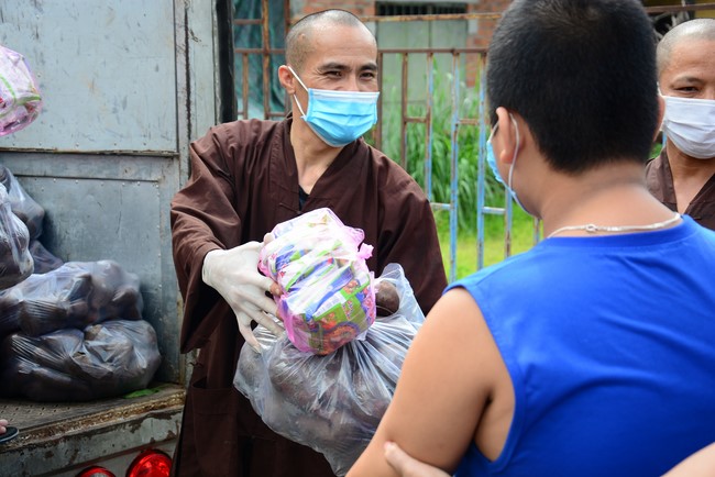 Supporting people in need during the Covid-19 pandemic of Hoang Phap Pagoda