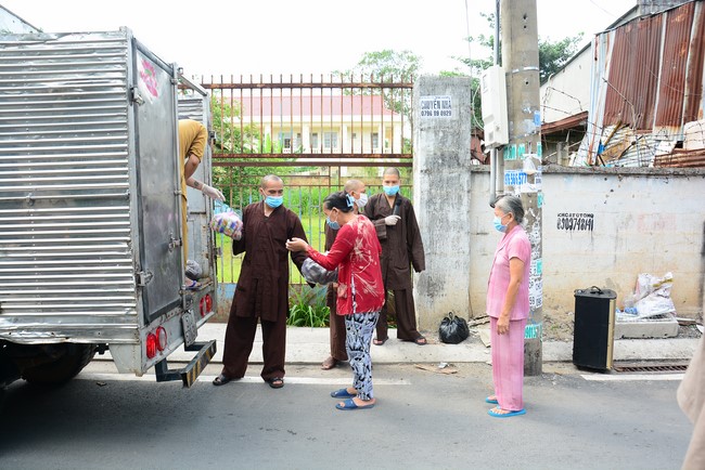 Supporting people in need during the Covid-19 pandemic of Hoang Phap Pagoda