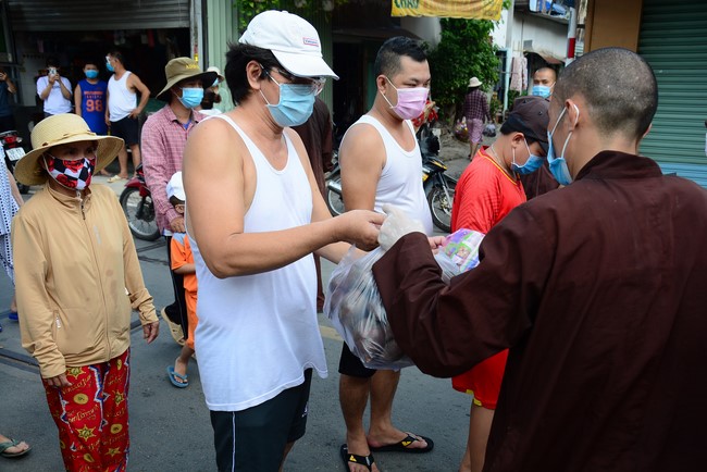 Supporting people in need during the Covid-19 pandemic of Hoang Phap Pagoda