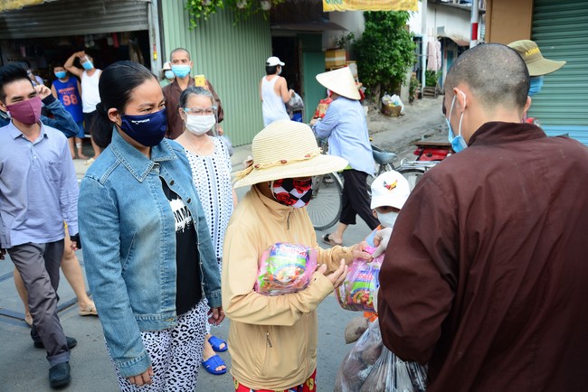 Supporting people in need during the Covid-19 pandemic of Hoang Phap Pagoda
