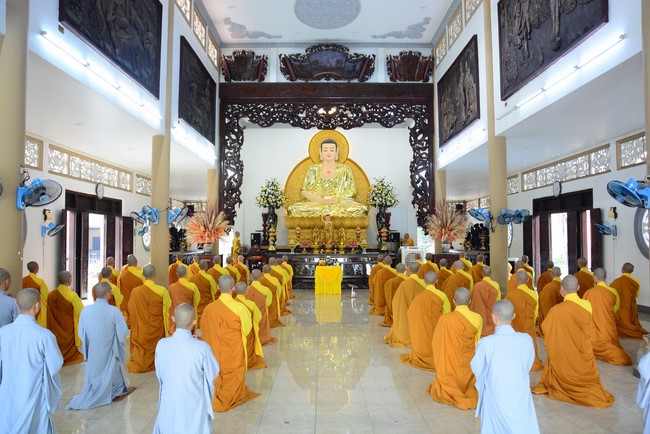 Pratimoksa commandment rite and listening precepts of monks of Hoang Phap pagoda