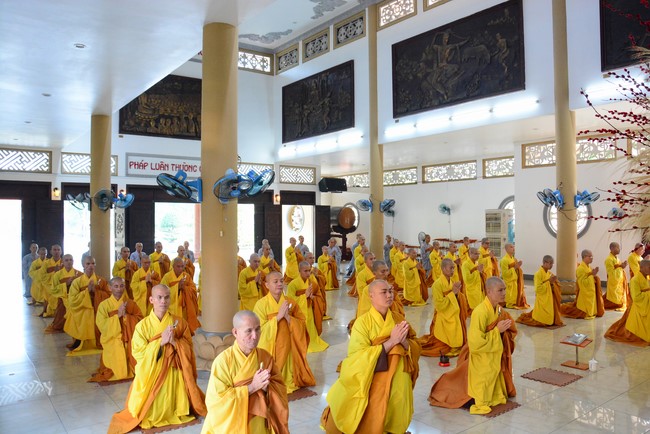 Pratimoksa commandment rite and listening precepts of monks of Hoang Phap pagoda