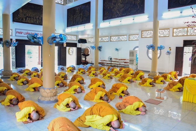 Pratimoksa commandment rite and listening precepts of monks of Hoang Phap pagoda