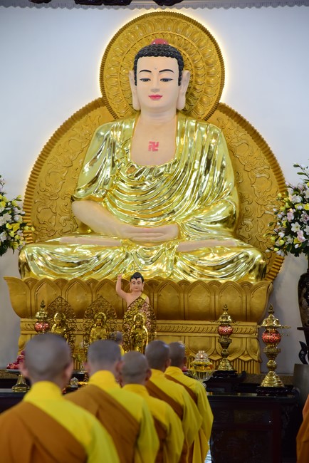 Pratimoksa commandment rite and listening precepts of monks of Hoang Phap pagoda