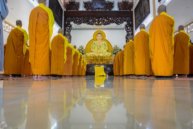Pratimoksa commandment rite and listening precepts of monks of Hoang Phap pagoda